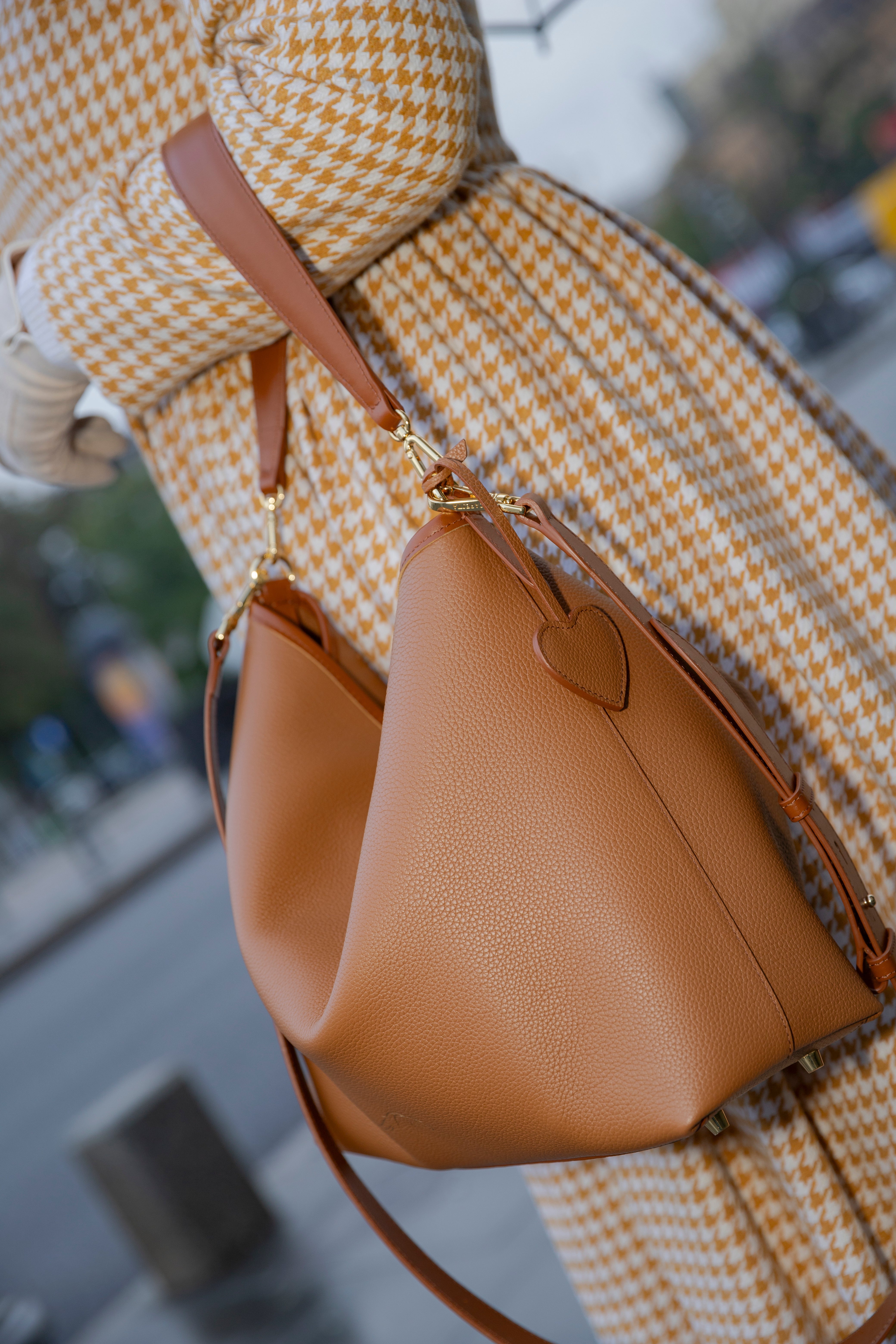 Geanta Deva de umăr este alegerea perfectă pentru un look relaxat, dar chic, pe parcursul întregii zile.