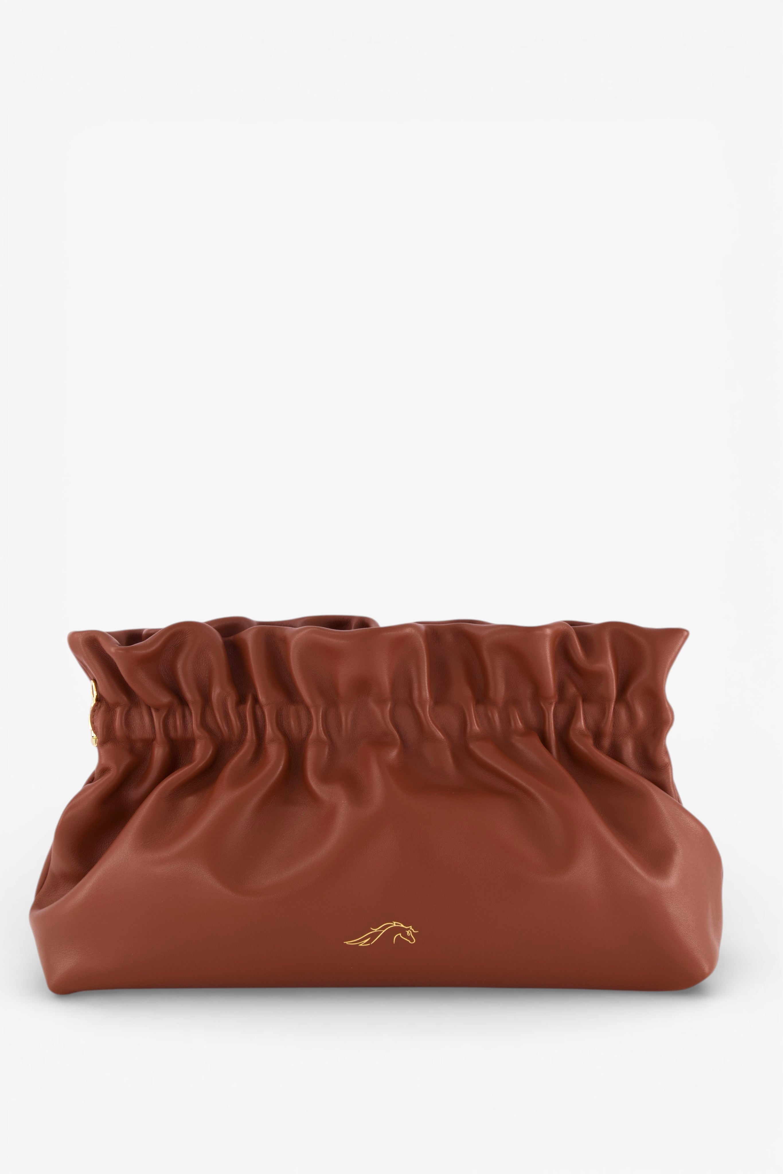 Realizată din piele Nappa de vițel, este geanta tip clutch. Veil este încadrată de o ramă metalică ce îi conferă o siluetă unică și delicată. Acest model elegant este piesa perfectă pentru aparițiile de zi și de seară.