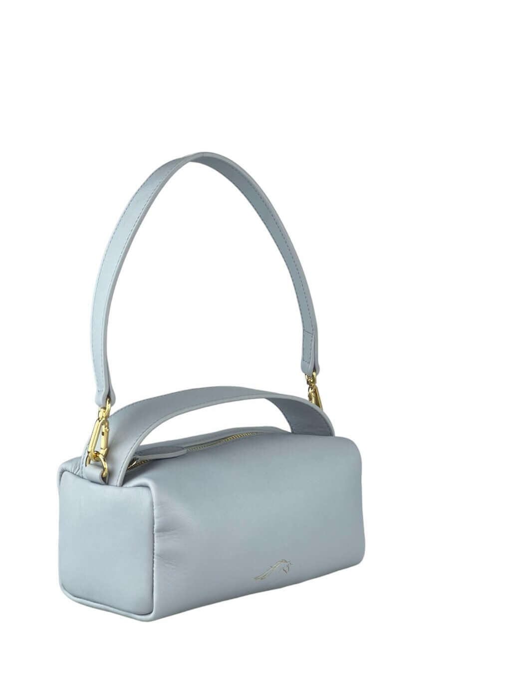 Geantă Luna S Baby Blue SS24 Material exteriorPiele de vițel nappa Material interiorCăptușeală din material textil ManerManer nereglabil/tracollă scurtă detașabilă (46 cm). CompartimentCompartiment unic, cu un buzunar intern. Închiderea este realizată cu