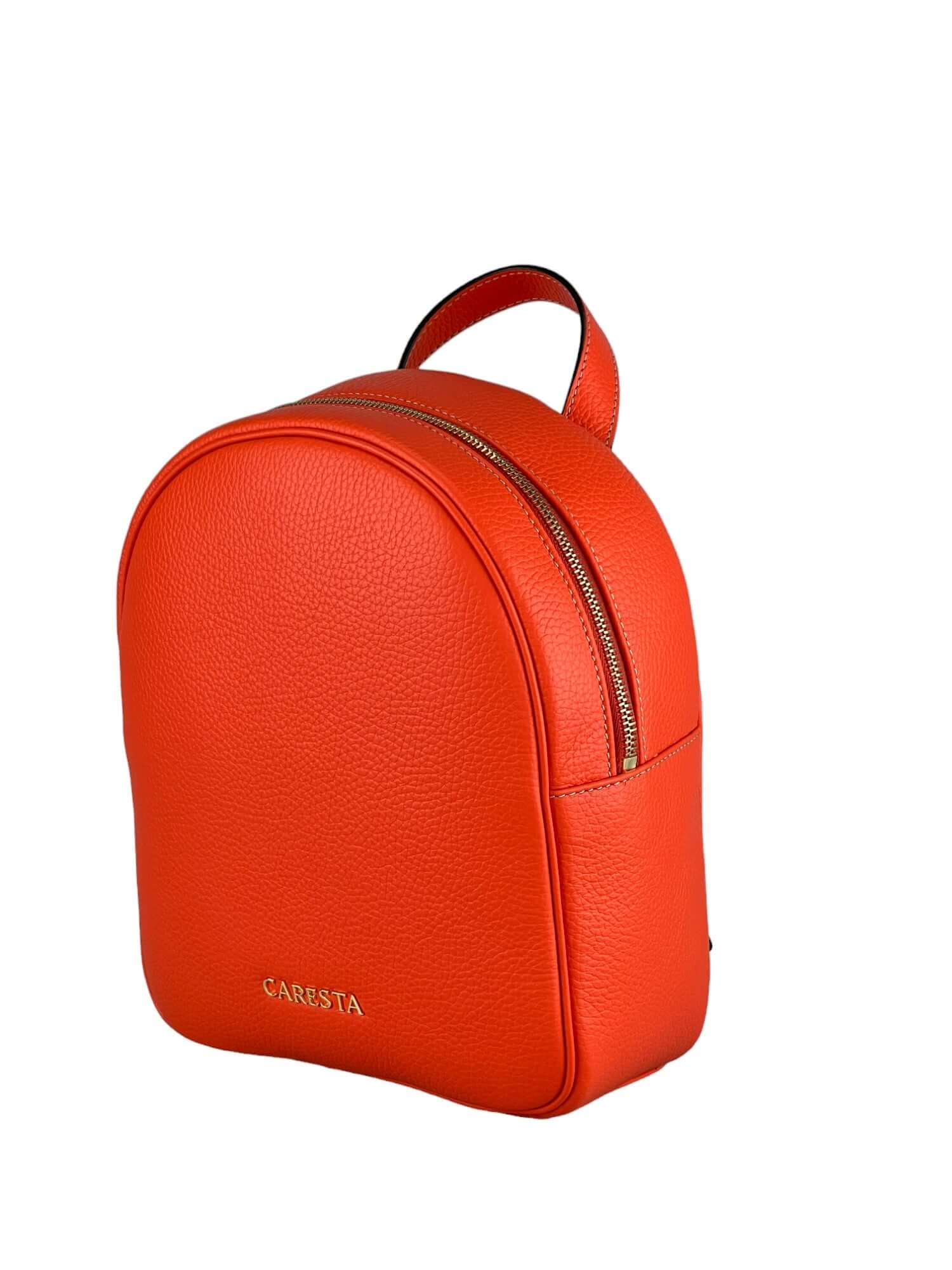 Rucsac Cris S Coral FW24 Material exteriorPiele de vițel Material interiorCăptușeală din material textil. ManerDin piele de vițel, nereglabil/curele reglabile în lungime de la 50-70 cm. CompartimentCompartiment unic, cu două buzunare interne din piele și